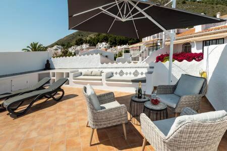 Hermosa Casa Con Terraza E Increibles Vistas Al Mar Y La Montana เนร์คา ภายนอก รูปภาพ
